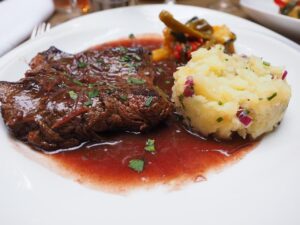 Piatto di bœuf bourguignon servito in un ristorante di Lione.