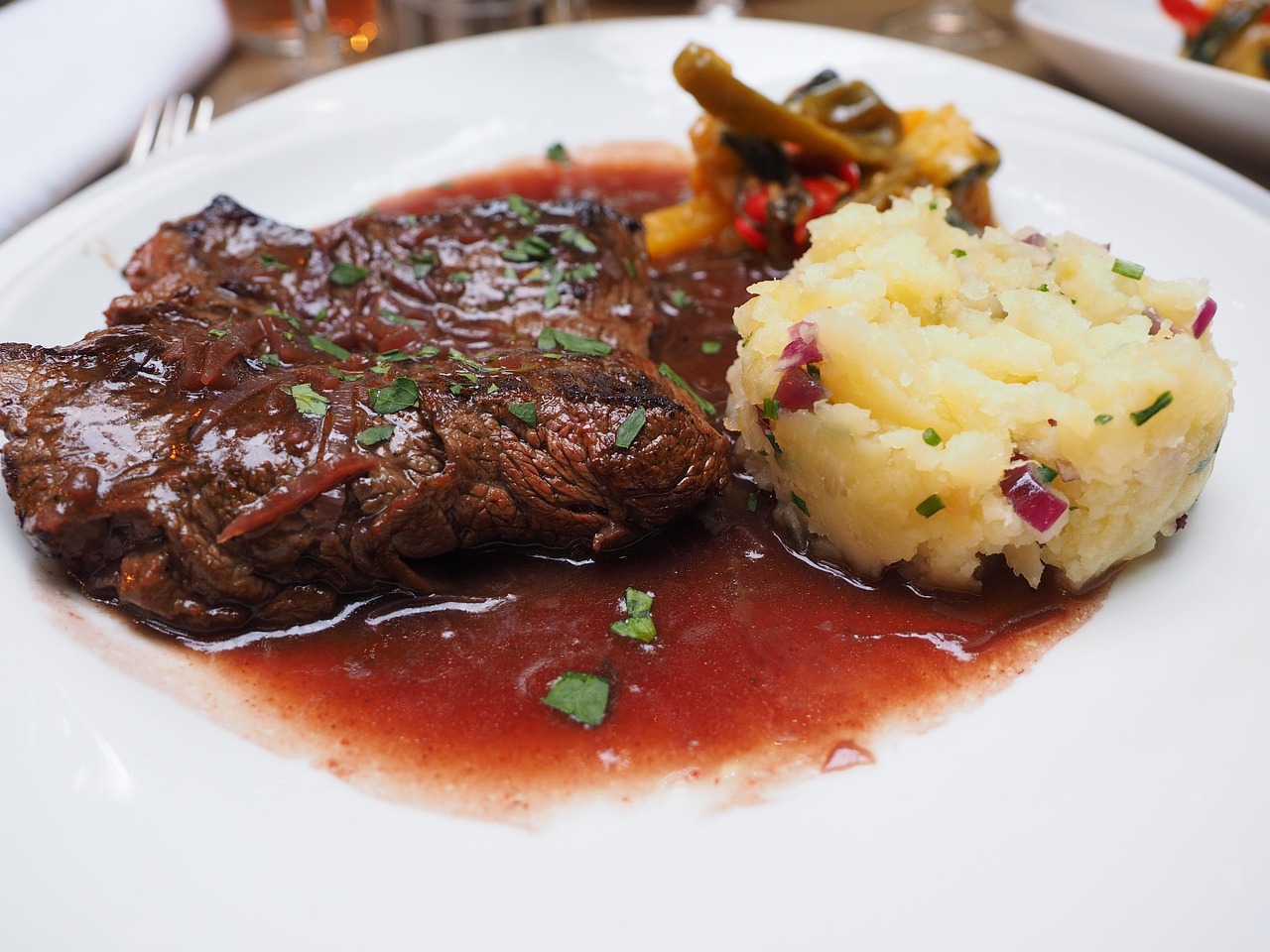 Piatto di bœuf bourguignon servito in un ristorante di Lione.