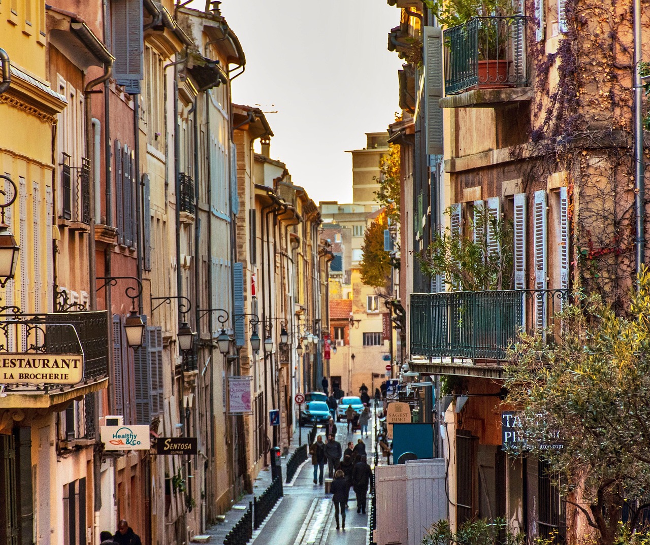 Vista romantica di una città del Sud della Francia, con strade pittoresche e atmosfera autentica.