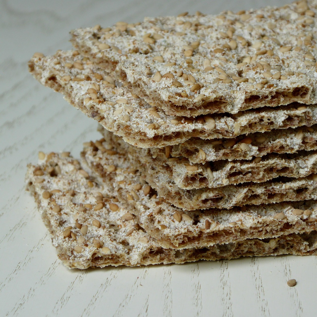 Biscottes su un tavolo con frutta e verdura, simbolo di uno stile alimentare sano.