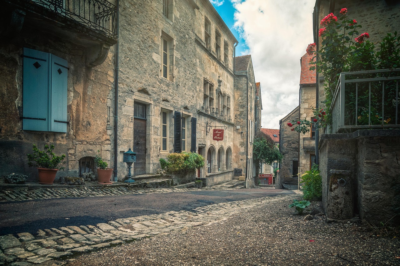Panorama di un pittoresco villaggio francese, con case colorate e strade acciottolate, atmosfera da film.