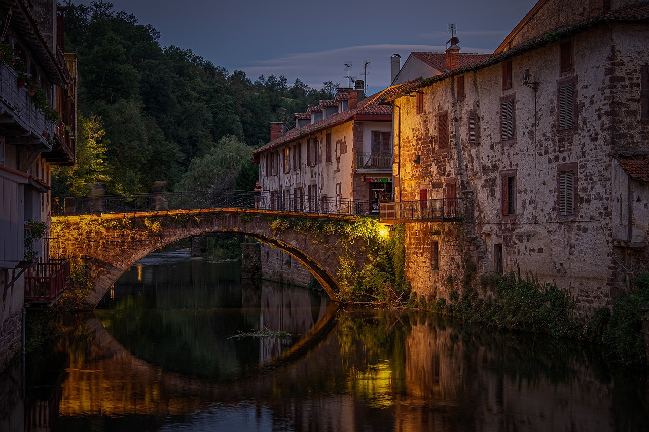 Panorama del pittoresco villaggio gastronomico francese, con ristoranti tipici e visitatori che esplorano le strade.