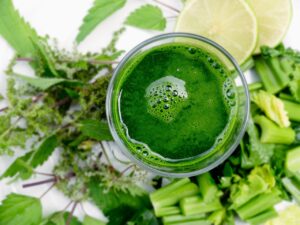 Bevanda verde detox per il fegato con ingredienti freschi e salutari.