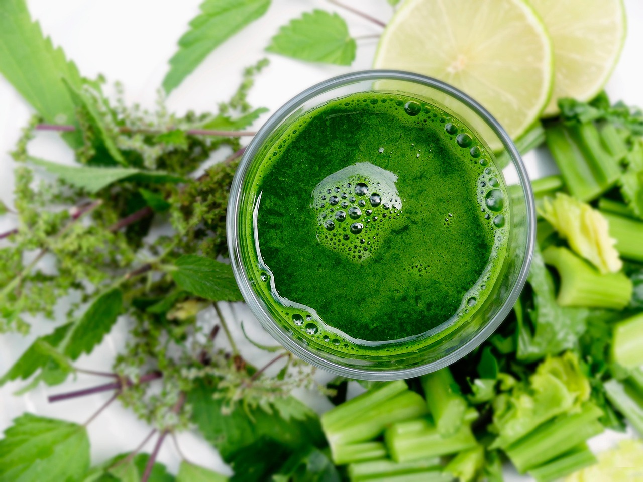Bevanda verde detox per il fegato con ingredienti freschi e salutari.