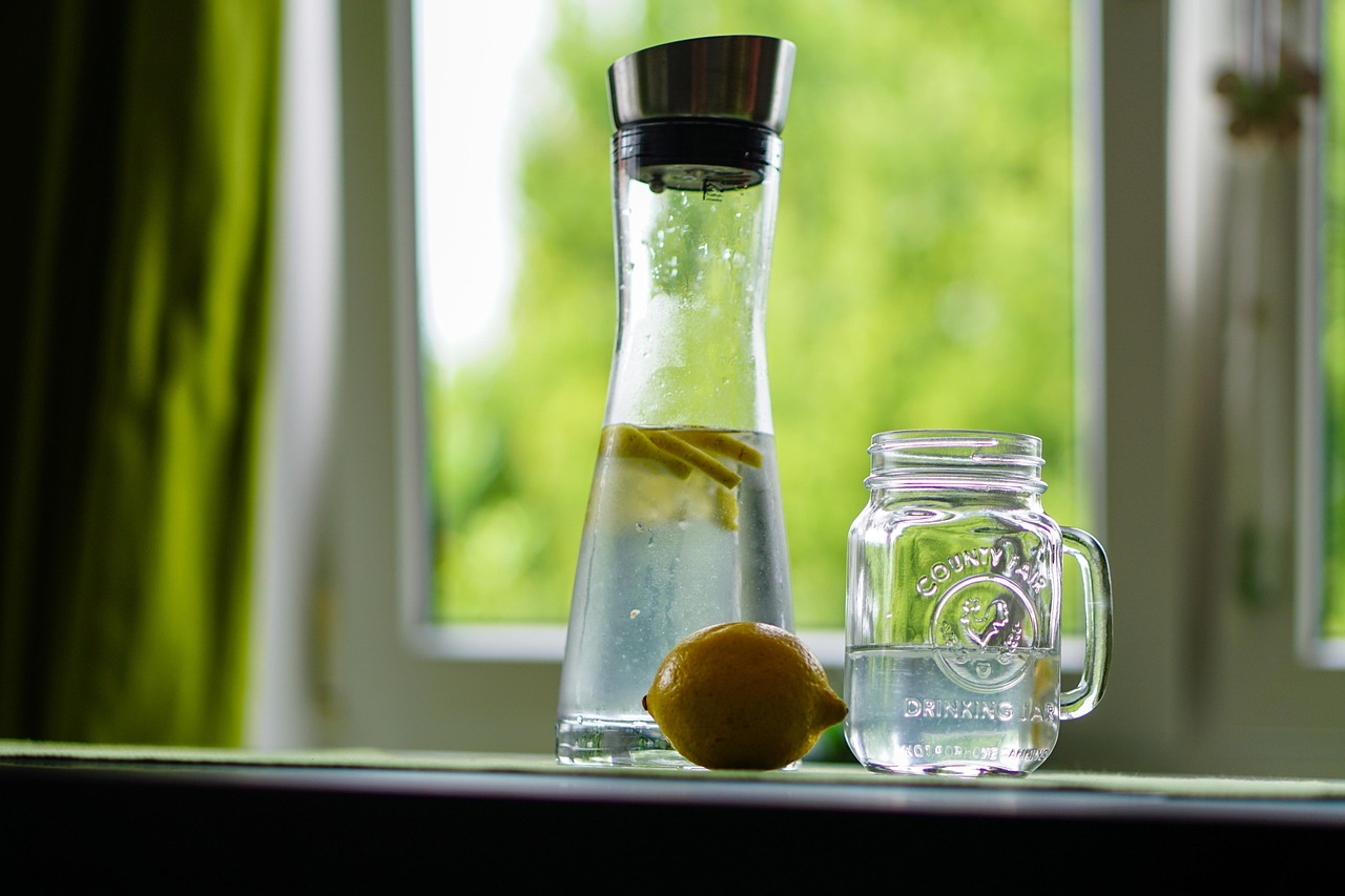 Un verre d'eau citronnée sur une table, symbolisant les bienfaits de cette boisson à jeun.