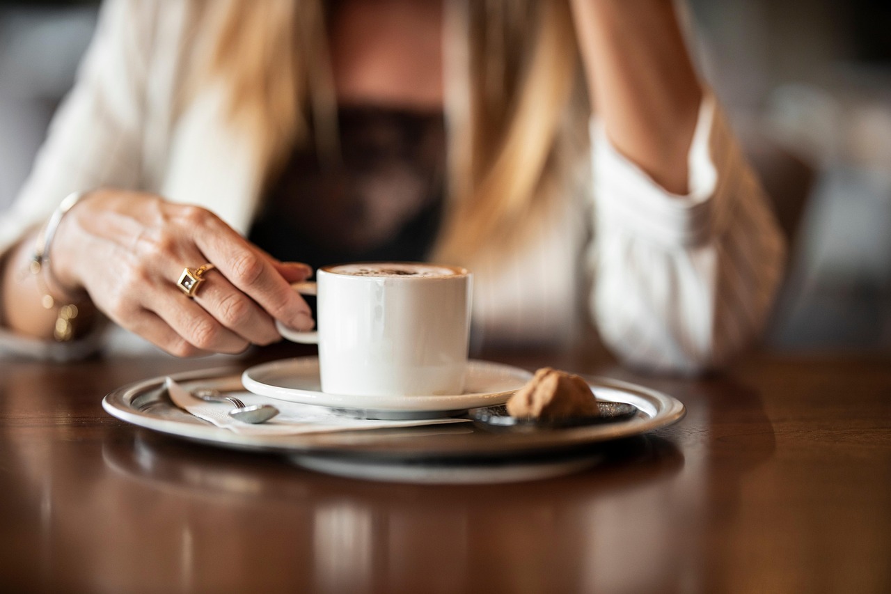 Tazza di caffè su un tavolo, suggerendo il momento ideale dopo il pranzo.