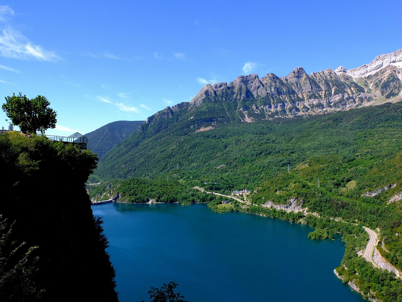 Lago francese che ricorda un fjord norvegese, con acque blu e montagne circostanti.