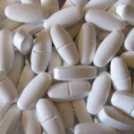 Image d'un complément de magnésium sur une table, illustrant son utilisation et ses effets.