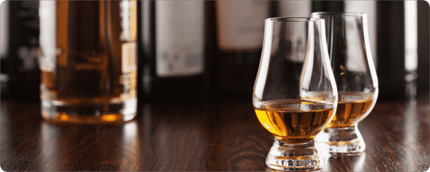 bottles-and-glass-of-whisky-spirit-brandy-on-dark--GEX8LCX